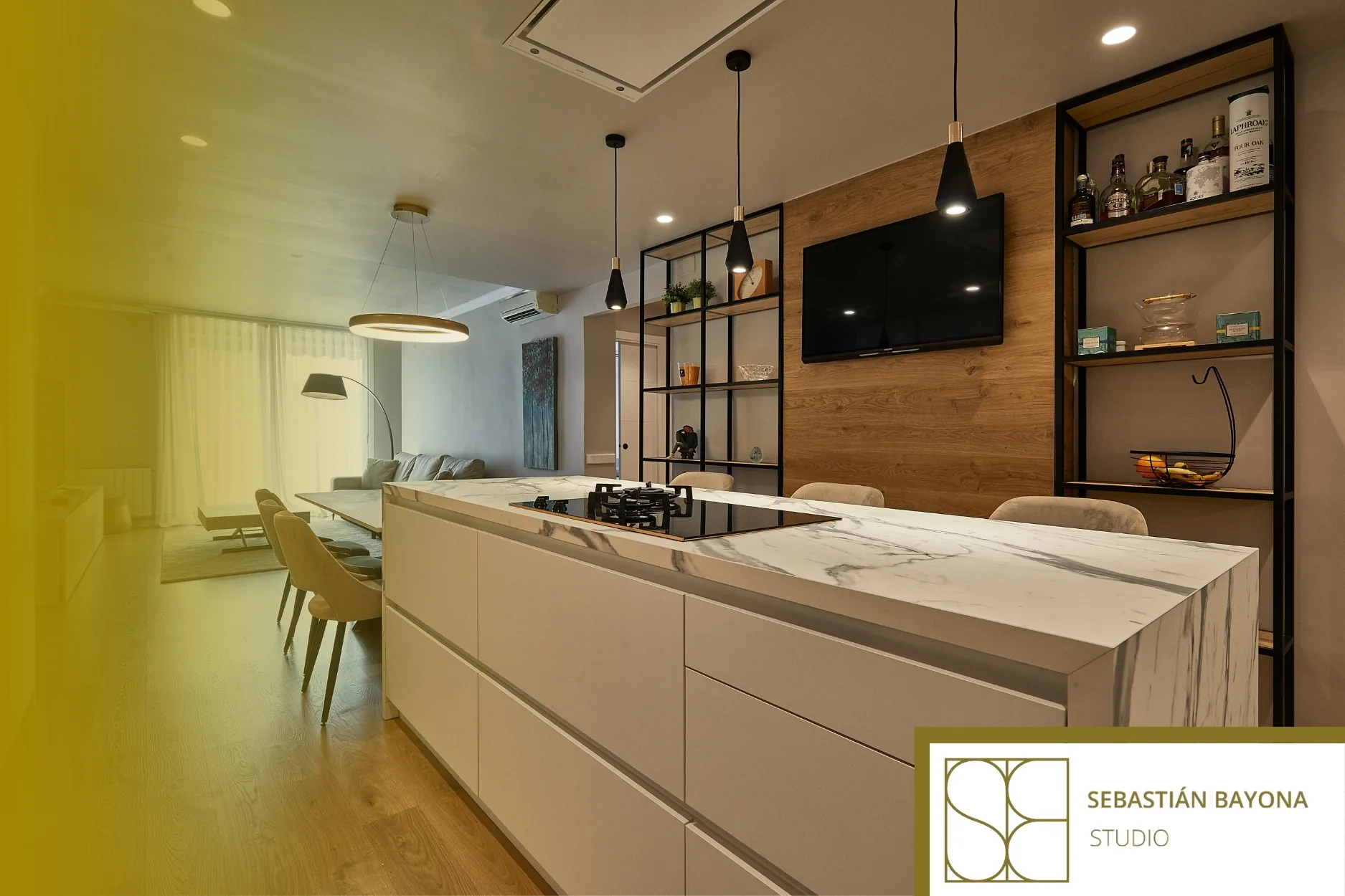 Interior residencial diseñado para facilitar su mantenimiento Salón reformado con mobiliario integrado y superficies fáciles de mantener