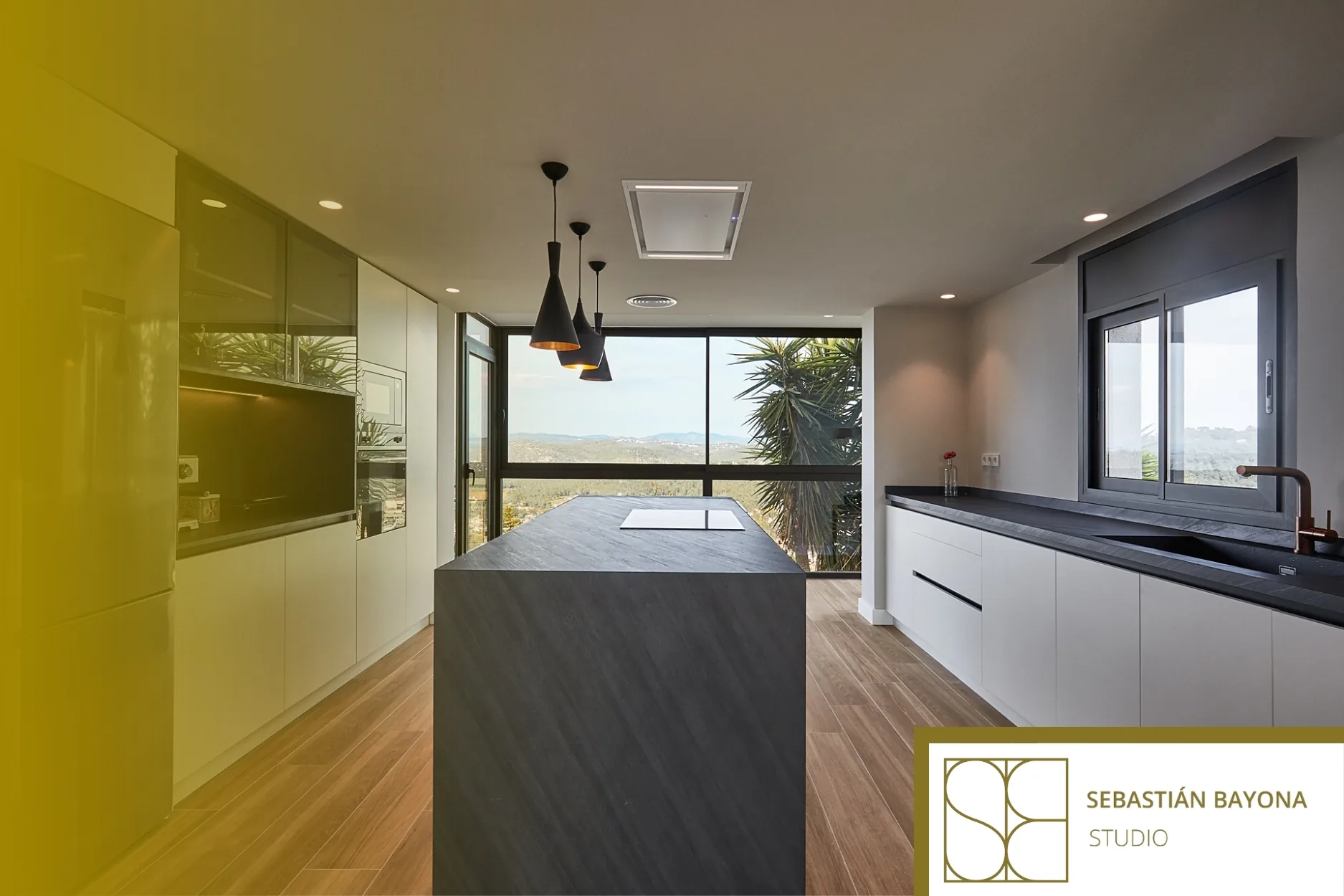 Cocina residencial con isla y espacio de circulación